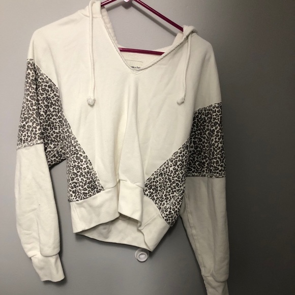 Abercrombie & Fitch Tops - Cropped leopard hoodie
